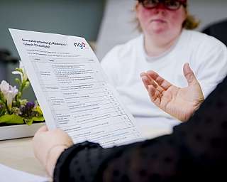 Person hält eine Checkliste zum Thema Grenzüberschreitung, Missbrauch und Gewalt in der Hand