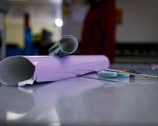 Rollen folierter Papierbahnen auf einer Arbeitsfläche mit unscharfem Hintergrund