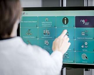Person tippt auf virtuellen Bildschirm mit verschiedenen Icons und Texten