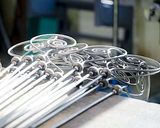 Verschiedene Metallstäbe mit spiralförmigen Enden auf einem Tisch