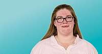 Porträt einer Frau mit langen Haaren und Brille vor blauem Hintergrund